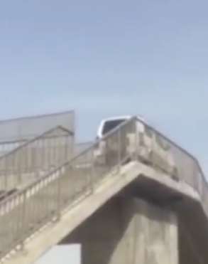 司机走错路天桥上掉头被扣12分罚款200元