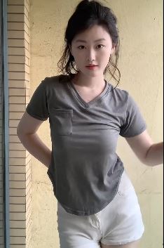 南京小姐姐「藏娇」居家浅跳 网友:颜值与身材真是绝了!