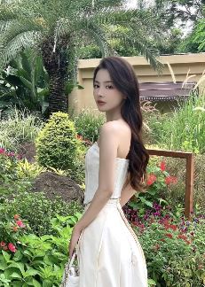 美女主播「周周一口」抹胸穿搭分享户外游玩vlog
