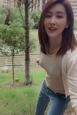 自拍杆原来还可以这么玩  美女小姐姐为大家做示范