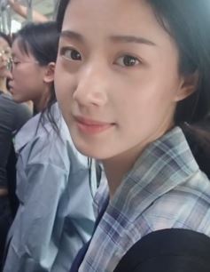 演员卢昱晓淡妆分享地铁随拍，有一种岁月静好之感