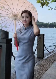 演员隋欣燃穿旗袍打油纸伞分享西湖边随拍,景色怡人人更美!