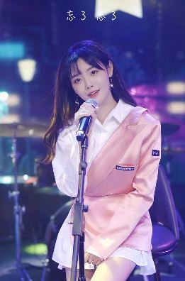 快手网红歌手「朱容君-兔子牙」cover歌曲《我们俩》