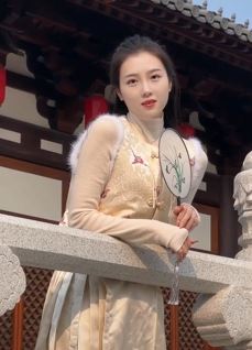 网红小姐姐「大霖Darling」身穿马面裙手拿团扇分享景区随拍