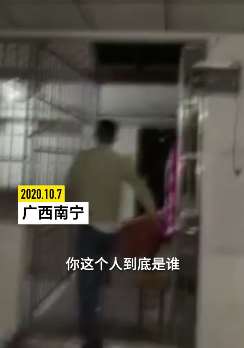 深夜女主播床底惊现陌生男