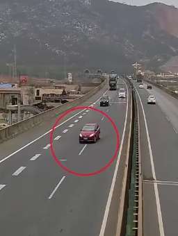 小车随意变道发生事故，你来评评是谁的责任？