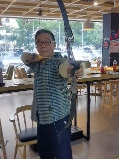 演员李立群发抖音玩射箭,老爷子一脸认真的样子真可爱!网友:百发百中的感觉!