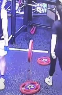长沙一男子健身房撸铁碰碎女子玉镯遭索赔