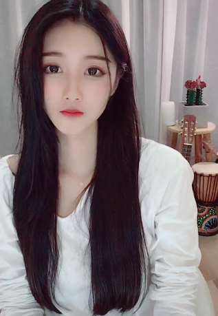 美女大学生送福利，你觉得她漂亮吗？