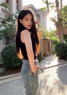 演员李一桐休闲穿搭黄昏户外散步 网友:要不要这么美
