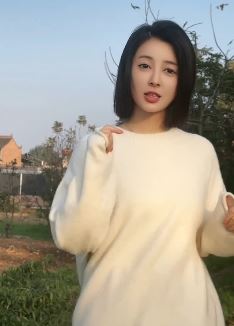 网红小姐姐「清净心」分享乡村田间跳舞视频  网友:年轻版的关之琳