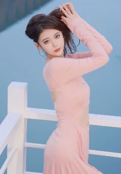 漂亮小姐姐「小楠瓜」穿仙女裙分享户外vlog,网友:清纯唯美。动人心弦!
