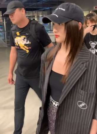 关晓彤被粉丝追问，有没有看过鹿晗演的上海堡垒？