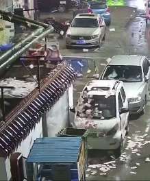 山东济宁一小区突降大量现金，热心市民挂吊瓶守护现场