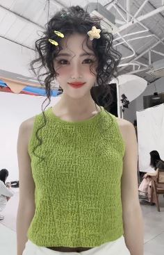 演员何雨宸卷发造型跳可爱手势舞 网友：御姐变甜妹