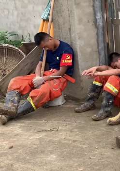 消防员连续筑坝5小时累坏 休整时抱铁锹睡着