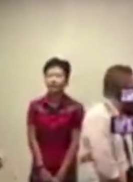 内地女记者陈晓前遭港媒记者围堵，强迫其出示证件