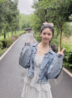漂亮小姐姐「享享z」复古穿搭户外游玩骑假马 配文:祝自己永远开心像个孩子