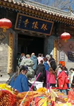 五一小长假五台山游客爆满 同款香不同摊点价格不一