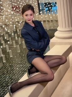 长腿美女「小龙鼠」黑丝配职业装秀高挑好身材 网友:天花板里的顶梁柱