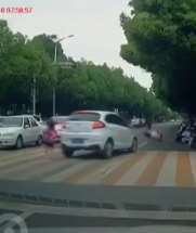 湖北一小轿车斑马线上撞飞小学生