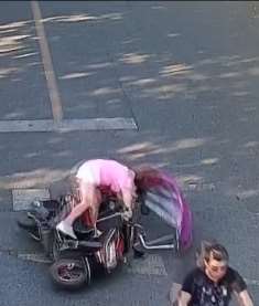 提醒：电动车加装雨棚一旦出事太危险