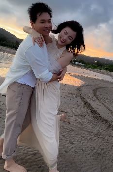 歌手冷漠与杨小曼搭档沙滩跳舞 网友：云菲菲提起刀来了！