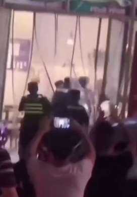 云南一男子持刀拒捕 抓捕过程中自残