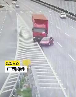 高速路口女司机强行变道引车祸