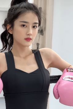 气质美女「潘敏」小姐姐带拳套学打拳,认真的样子像那么回事