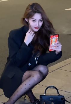 天蝎座小姐姐「Sunny」穿黑S马路边街拍,网友:小心脏扑通扑通乱跳