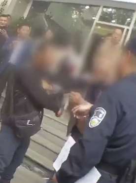 湖北两名60多岁老人当街打架引众人围观