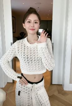 演员汤敏穿时尚镂空装居家浅跳 小姐姐的马甲线很吸睛