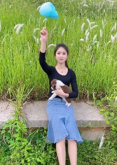 甜美可爱的长沙小姐姐「刘兮雯」,抱小狗吃棉花糖户外游玩!