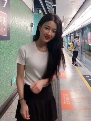 发现可爱美女一枚，抖音号《1314hdl》，喜欢就去看看吧！