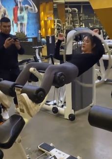 美女健身房表演真正的技术活，这操作腰不细都难！