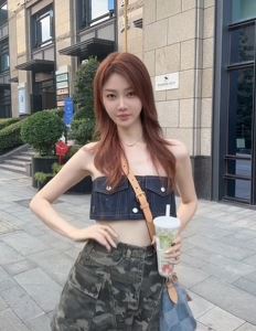 车模「张芮尔」纯欲穿搭街头浅跳，舞姿很销魂！