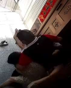 蒙面歹徒入室抢劫，邻居见义勇为身中数刀险些丧命！