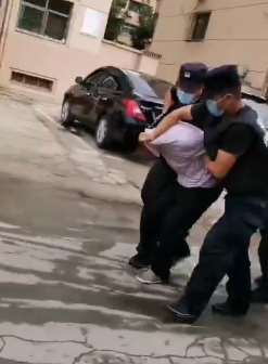 河南安阳一无业男子抢劫出租车超市1小时后被抓