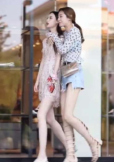 美女街拍：两纸妹还真会玩的，出街都用上了防丢绳！