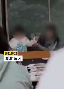 湖北黄冈一老师殴打学生被停职