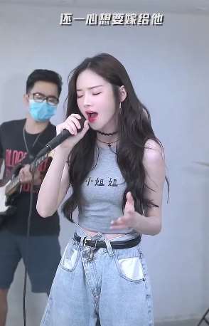网红歌手戴羽彤cover经典老歌《雨一直下》