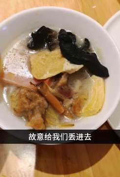 西安一餐厅厨师向锅里吐口水 菜里发现烟头！