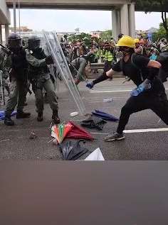 香港激进示威者非法集合，目前已拘捕49人