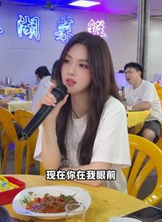 网红小姐姐「金钰晨」饭馆走心翻唱《偏爱》 网友：可以和张芸京pk了