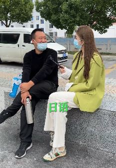 劳务小鹿街采会日语的打工仔,25岁小伙子略显成熟