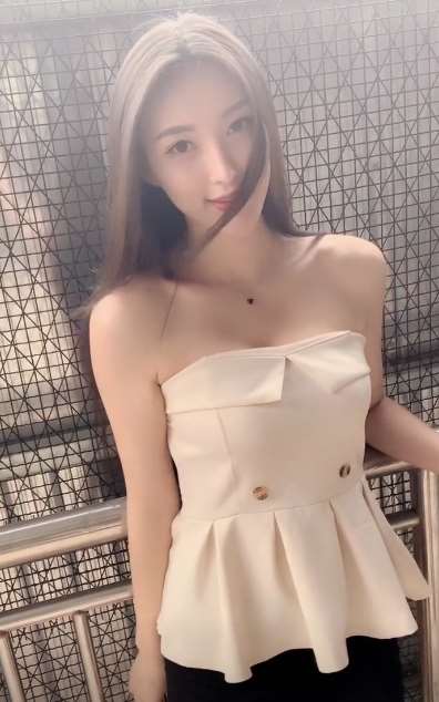 抹胸上衣搭包臀裙，喜欢美女的这身搭配吗?