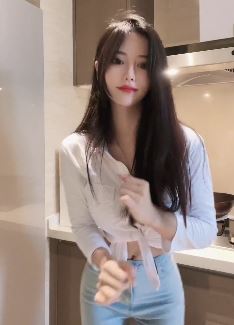 身材火辣的「甜猫」小姐姐居家浅跳 网友:梦中的女神!