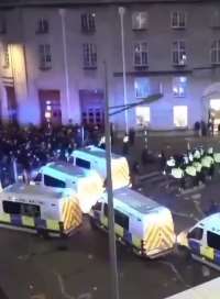 直击英国暴乱现场：警民街头激战硝烟弥漫