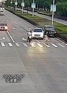 孩子车内哭闹司机回头安抚发生追尾